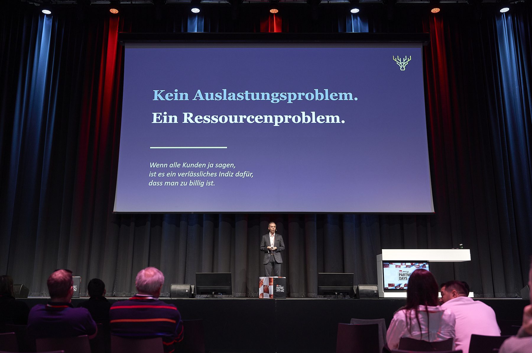 Thomas Marxrieser auf der Bühne bei der RFC-2026-Keynote in Schladming